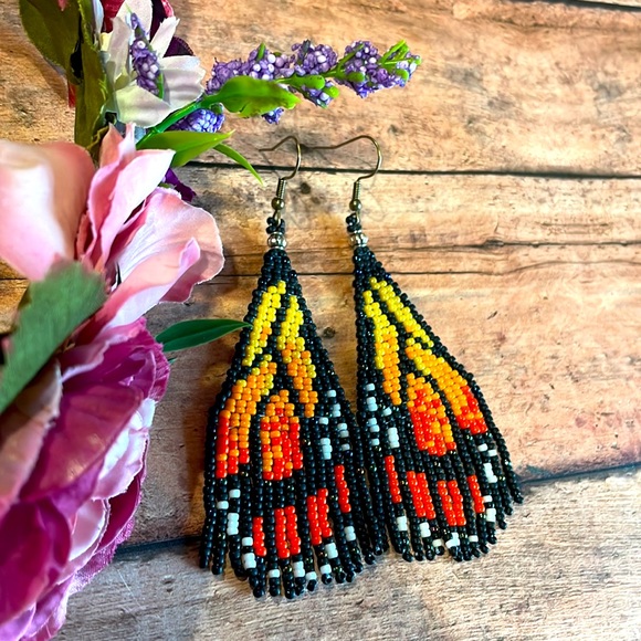 Butterfly wing beaded earring - Picture 3 of 5
